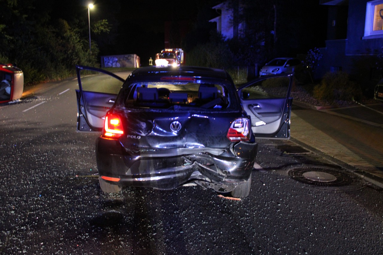 Die Fahrerin des VW wurde bei dem Unfall schwer verletzt.