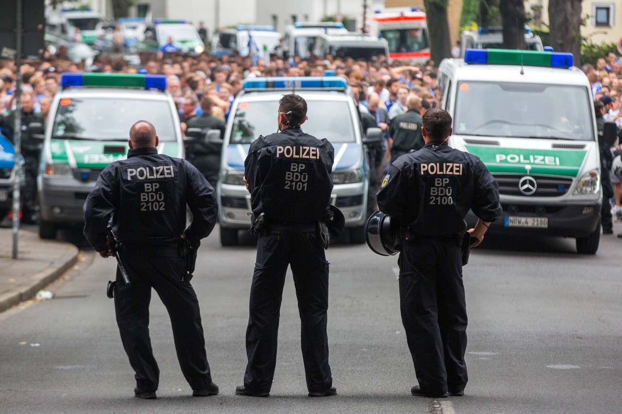 Hannover 96 - FC Schalke 04 im Live-Ticker: Die Polizei appelliert an die Fans, sehr früh anzureisen.