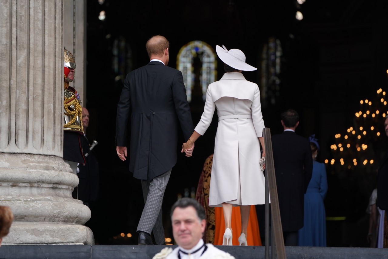 Prinz Harry und Meghan Markle erweisen der Queen ihre Ehre.