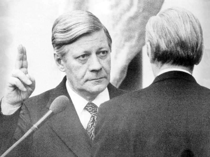 Auf dem Höhepunkt seiner Macht: Helmut Schmidt legt 1976 nach seiner erneuten Wahl zum Bundeskanzler im Bundestag den Amtseid ab. 