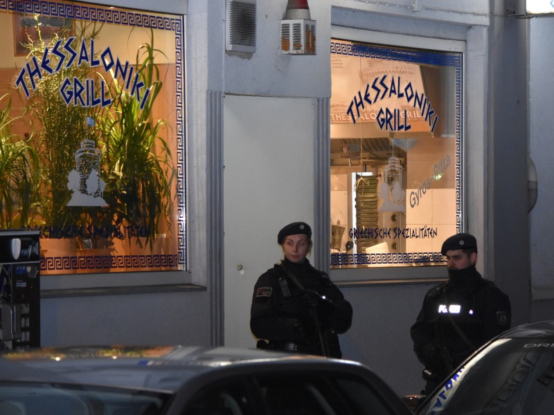... zum Imbiss-Restaurant „Thessaloniki“ und bittet die Besitzer, die Polizei zu rufen. Am Telefon erklärt er den Beamten in aller Ruhe, wer er ist, und dass er sich stellen will. 