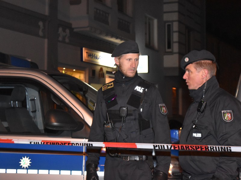 Die Polizei sicherte den Thessaloniki-Grill mit dutzenden Beamten ab, manche trugen Maschinengewehre.