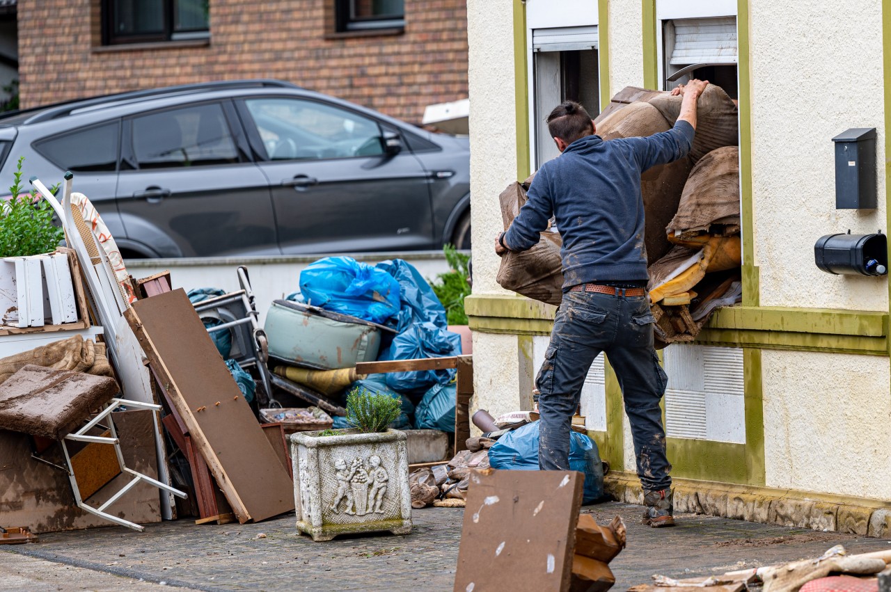 Hochwasser in NRW: Alle betroffenen Gegenstände sollten gründlich gereinigt oder weggeworfen werden. (Symbolbild)