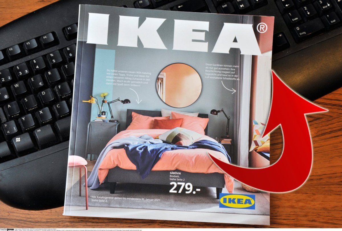 Ikea Kunden blättern durch Katalog und fallen vom Glauben ab