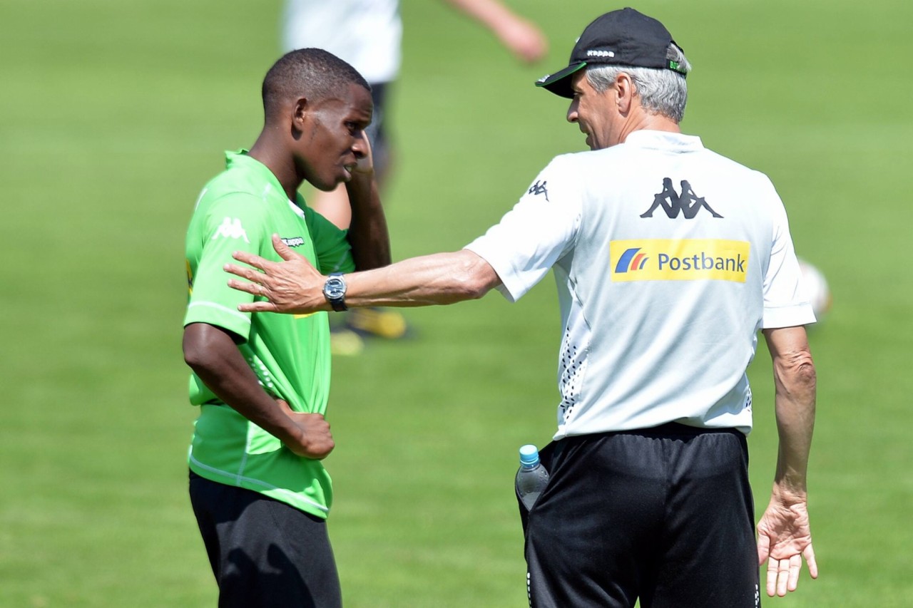 Ibrahima Traoré im Gespräch mit Gladbachs Trainer Lucien Favre. 
