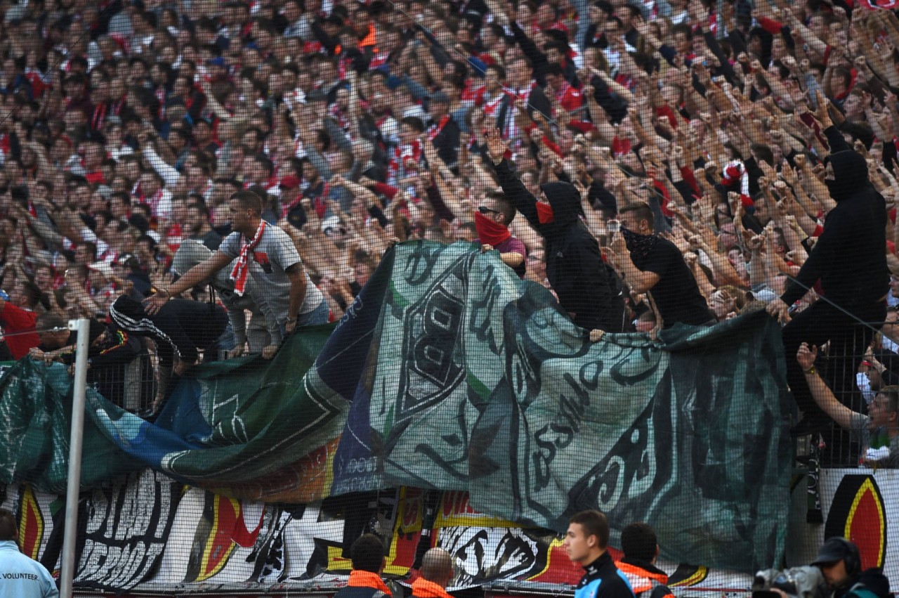 Zu Beginn der 2. Hälfte präsentierten die FC-Fans ein gestohlenes Gladbach-Banner.