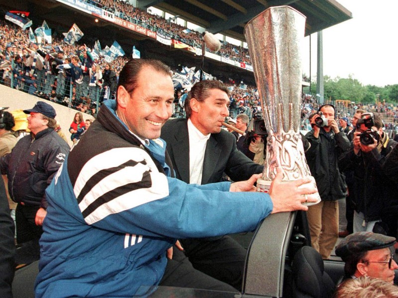 Huub Stevens (1996-2002 und 2011-12) (304 Spiele / Punkteschnitt: 1,63).
Huub Stevens hingegen ist eine Legende auf Schalke. Die königsblauen Fans wählten ihn zum Jahrhundert-Trainer. Mit dem Leitspruch „Die Null muss stehen“ führte der „Knurrer von Kerkrade“ die Schalker Eurofighter 1997 zum Uefa-Cup-Sieg. Es folgten zwei Pokalsiege und die Vizemeisterschaft im Mai 2001. Ein Jahr später wechselte er zu Hertha BSC. Doch als Ralf Rangnick 2011 sein Traineramt auf Schalke wegen eines Burnout-Syndroms abgab, sprang Stevens ein zweites Mal kurzfristig ein. Seine zweite Amtszeit war weniger erfolgreich. Im Dezember 2012 setzte Schalke ihn vor die Tür und installierte Jens Keller.
