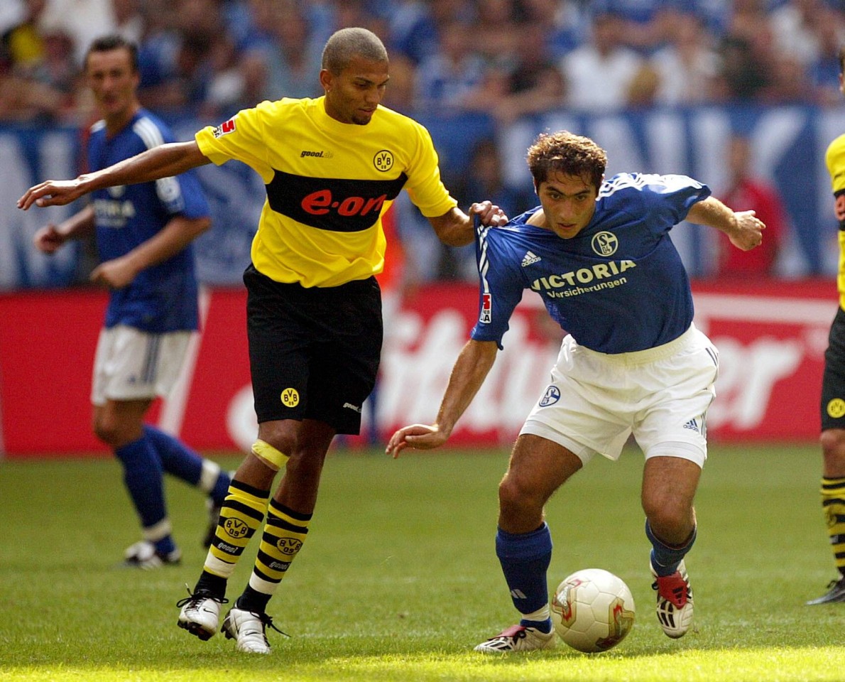 Hamit Altintop feiert am 1. Spieltag der Saison 2003/2004 sein Debüt für Schalke gegen den BVB. Er trifft gleich doppelt.