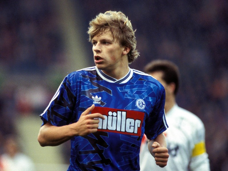 Youri Mulder (1993-2002) (176 Spiele / 32 Tore).
Absolute Kult-Figur auf Schalke. Youri Mulder kniete sich im Schalker Sturm rein und hatte immer einen guten Spruch auf Lager. Der Stürmer war eine der Symbolfiguren der Schalker Eurofighter. Auch wenn er ab dem Halbfinale verletzt passen musste.
Auch nach seiner aktiven Karriere ist er weiter auf Schalke präsent. Mal als TV-Experte, mal als Interimstrainer - Youri kann einfach alles.