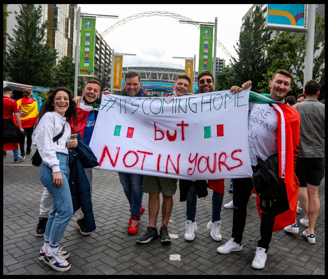 Klare Botschaft der italienischen Fans in Richtung der ENgländer: 