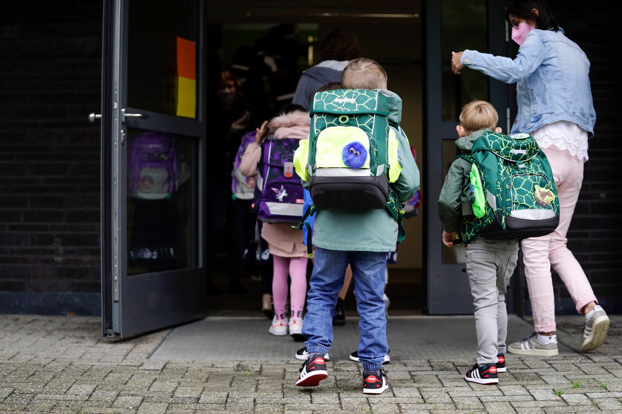 Am Montag startet wieder die Schule in NRW. (Symbolbild)