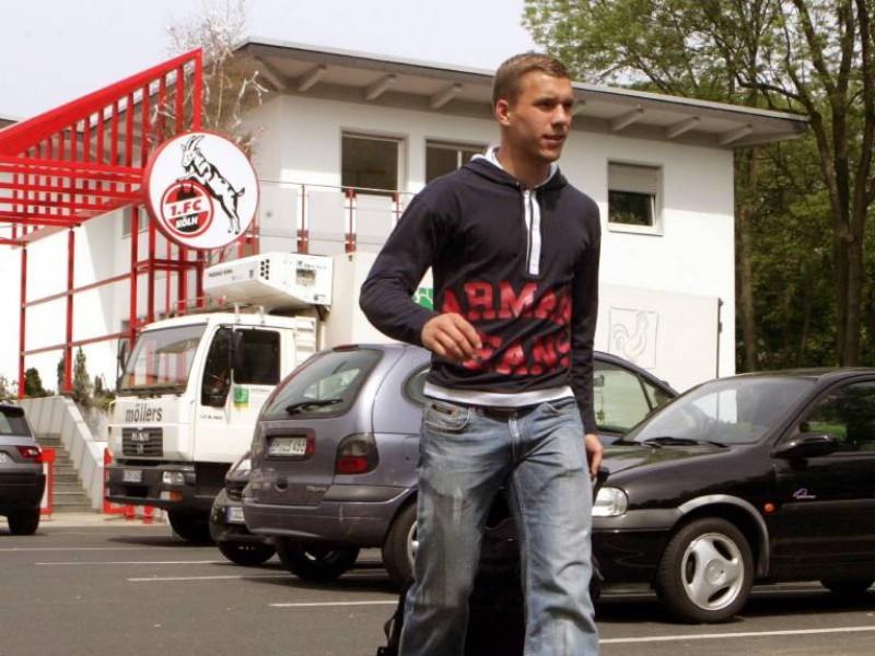 Diesmal ging Lukas Podolski nicht mit in die Zweite Liga, er kehrte dem FC den Rücken zu und wechselte für 10 Millionen Euro zum FC Bayern. 