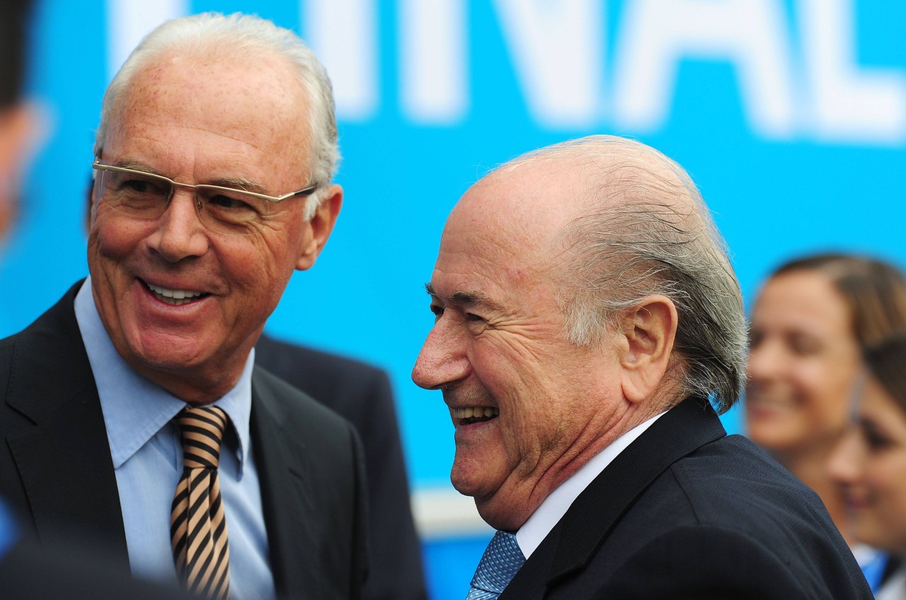 Franz Beckenbauer und Joseph S. Blatter im Jahr 2010 bei der U20-WM der Frauen. 