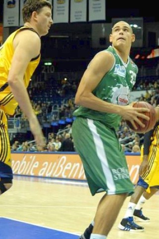 Maik Zirbes (r., TBB Trier) gegen Albas Patrick Femerling (li).