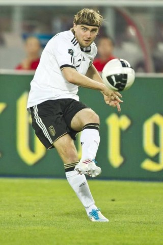 Er wackelt noch: Marcel Schmelzer hat sich durch seine starken Leistungen in der Meistersaison von Borussia Dortmund in die Nationalelf gespielt. An Lahm kommt er links jedoch nicht vorbei. Kann sich als Back-Up des Kapitäns aber berechtigte Hoffnungen machen, mitgenommen zu werden. 