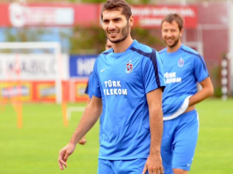 Halil Altintop stand mit Bordon zusammen im Trikot des FC Schalke auf dem Platz. Der türkische Nationalspieler wechselte im Sommer von Eintracht Frankfurt zu Trabzonspor.