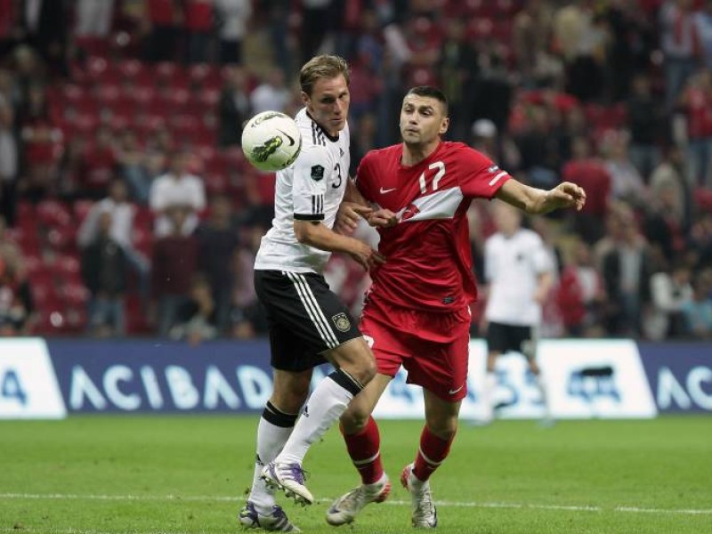 Er wackelt noch: Benedikt Höwedes gehört ohne Zweifel zu den besten Abwehrspielern der Bundesliga. Doch in der Innenverteidigung der Nationalelf ist kein Platz für ihn. Bleibt die Hoffnung, dass Löw ihn als rechter Verteidiger mit nimmt. Da er diese Position aber bei Schalke nicht spielt, bleibt Höwedes bis zum Schluss ein Wackelkandidat. 