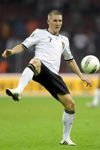Gesetzt: Bastian Schweinsteiger ist der Kopf der deutschen Elf. Als Führungsspieler geht er voran, ist immer anspielbar. Er bestimmt das Tempo im deutschen Spiel. 