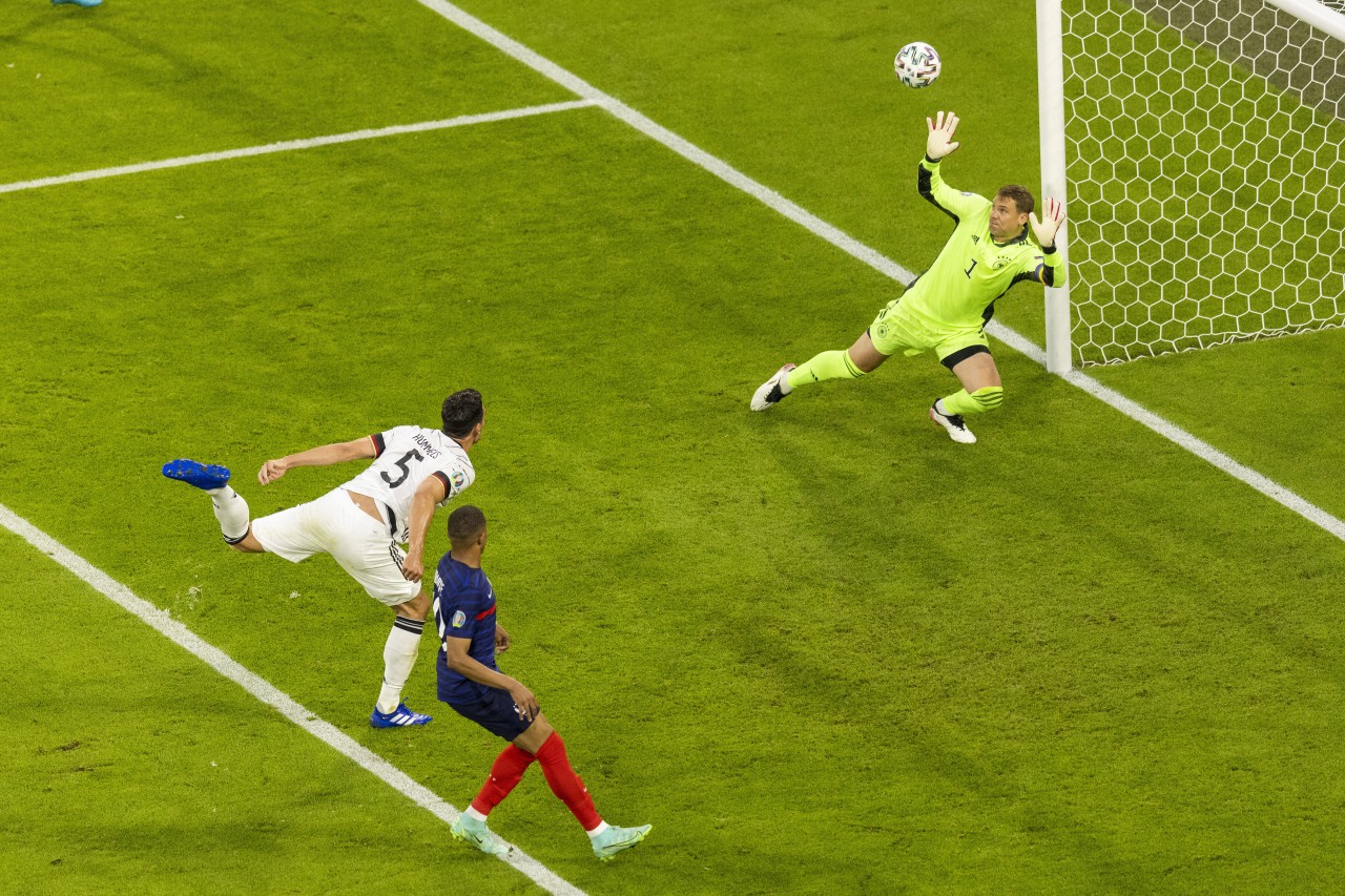 Der Moment des Eigentor: Mats Hummels befördert den Ball in der 19. Minute unglücklich ins Tor von Kollege Manuel Neuer. Hinter ihm wäre Frankreichs Stürmer Mbappe einschussbereit gewesen.
