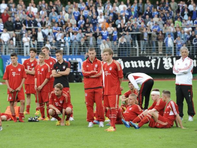Das Team von Trainer Norbert Elgert besiegte im Finale den FC Bayern München mit 2:1. Die Bayern waren in der 59. Minute in Führung gegangen, doch dann drehten die Schalker durch die Tore von René Klingenburg und Philipp Hofmann das Spiel. Die A-Junioren des FC Schalke feierten damit den Meistertitel 2012. 
