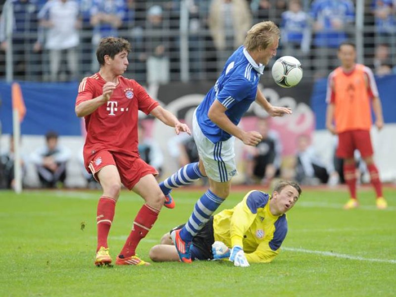 Das Team von Trainer Norbert Elgert besiegte im Finale den FC Bayern München mit 2:1. Die Bayern waren in der 59. Minute in Führung gegangen, doch dann drehten die Schalker durch die Tore von René Klingenburg und Philipp Hofmann das Spiel. Die A-Junioren des FC Schalke feierten damit den Meistertitel 2012. 