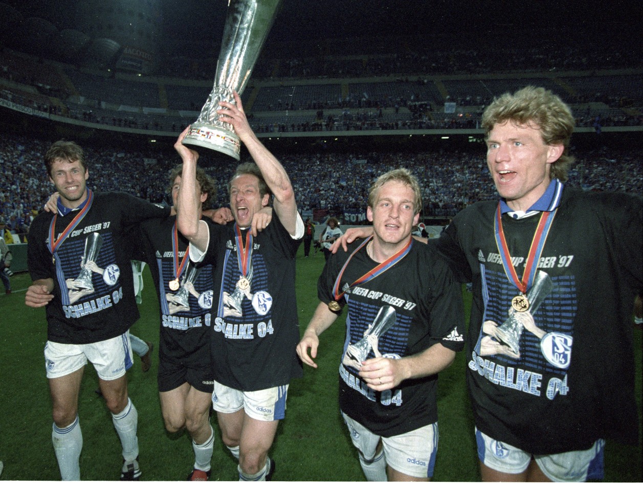 Die Schalker Eurofighter holten 1997 den UEFA-Pokal.