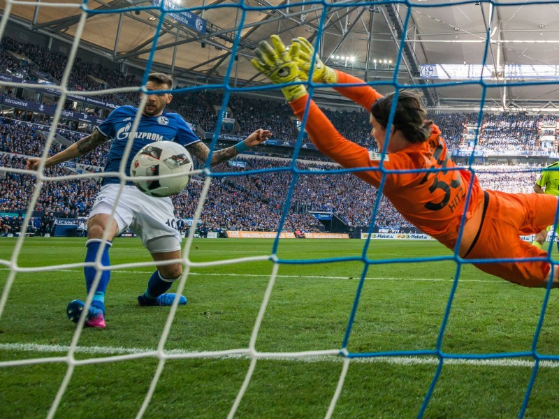 Guido Burgstaller brachte Schalke in der 04. Minute nach einer Ecke mit 1:0 in Führung.
