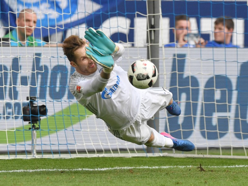 ...und Ralf Fährmann hält als erster Bundesliga-Torwart einen Elfer gegen den Augsburger Kapitän.