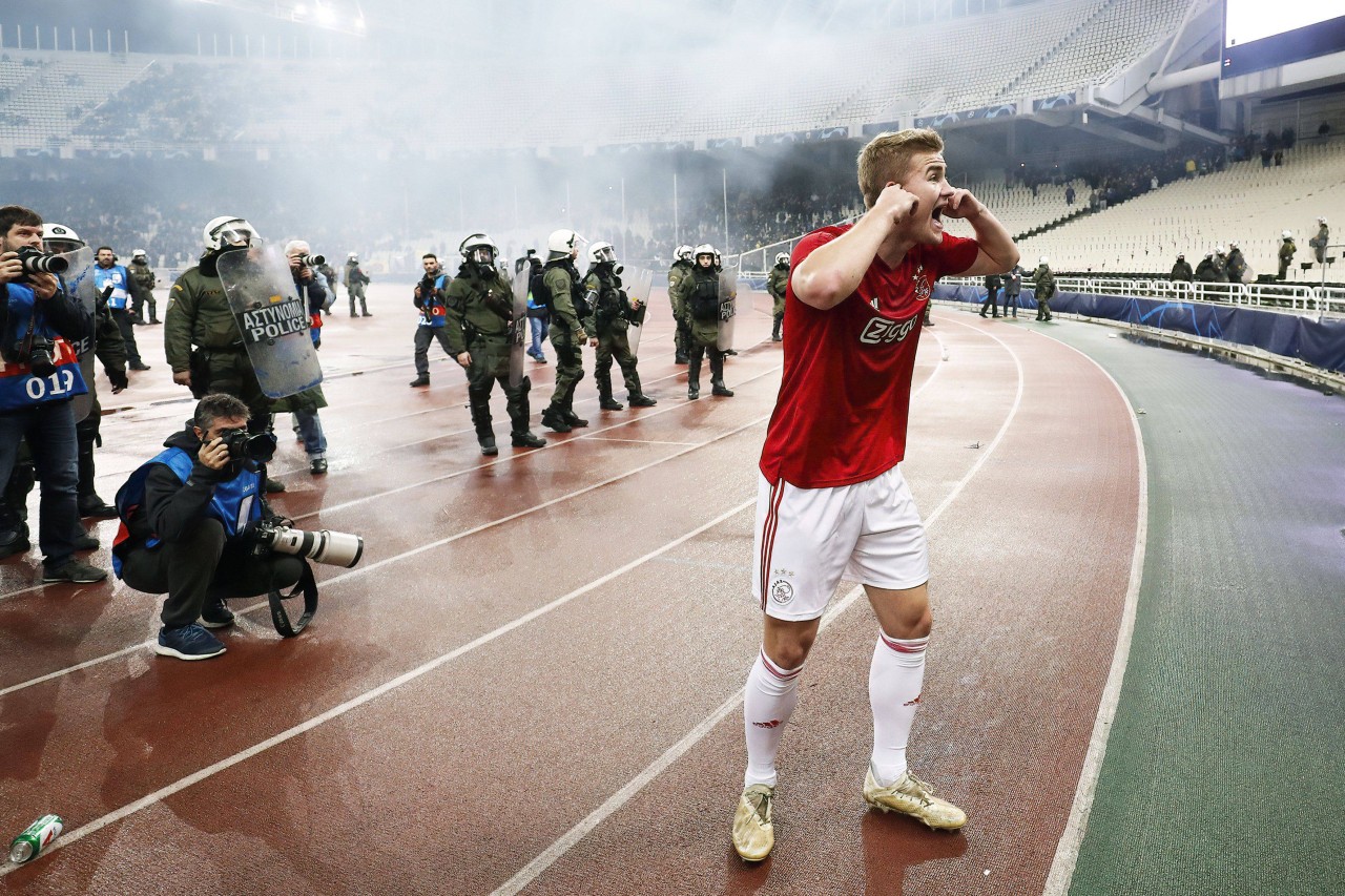 Ajax-Kapitän Matthijs de Ligt musste das Aufwärmen unterbrechen und die aufgebrachten Ajax-Fans beruhigen.