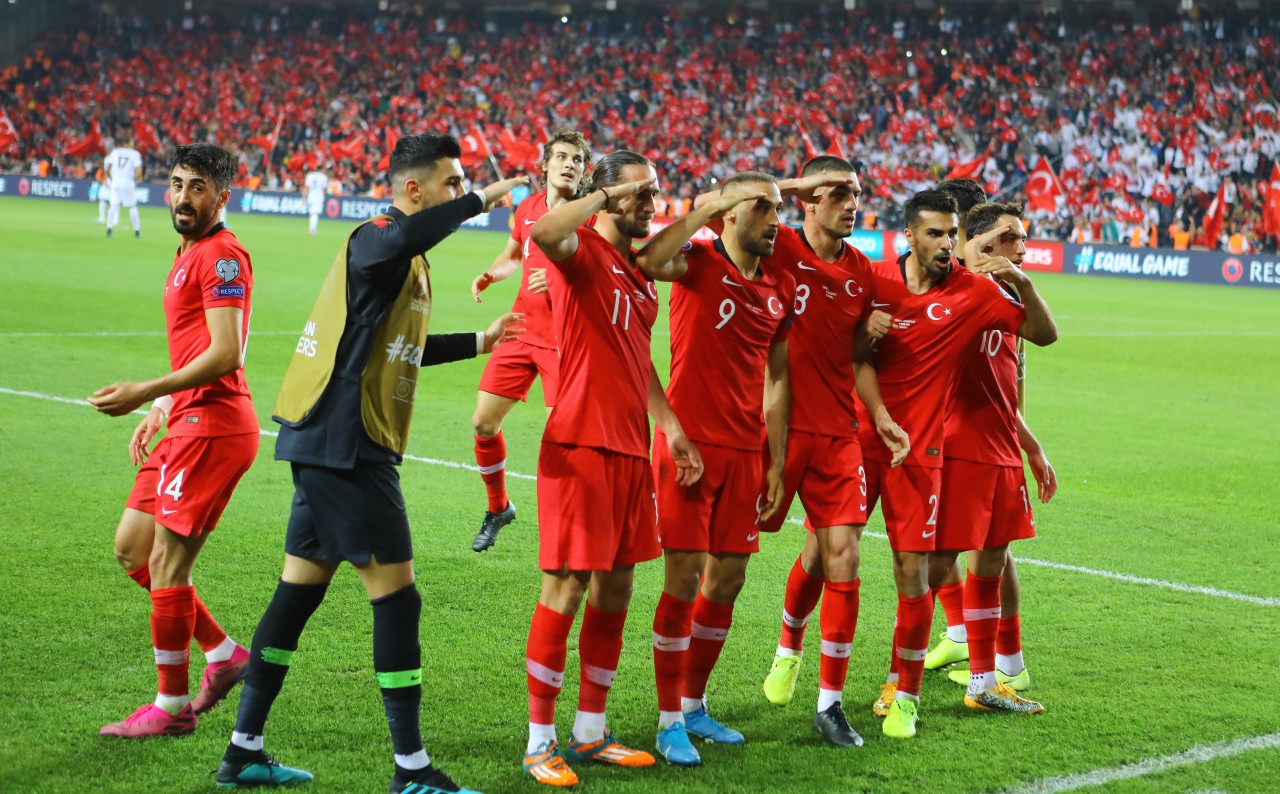 Die hitzig diskutierte Szene: Türkische Nationalspieler salutieren nach dem Siegtreffer.