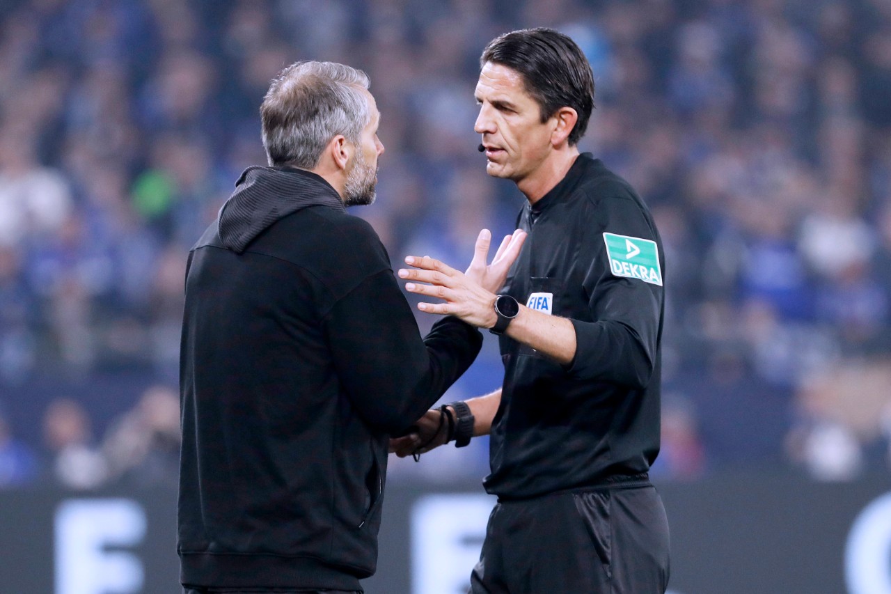 Marco Rose (l.) geriet schon mehrfach mit den Schiedsrichtern aneinander. Hier beim Spiel gegen Schalke mit Deniz Aytekin.