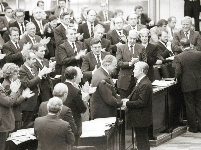 Nach einem konstruktiven Misstrauensvotum im Bundestag gibt Helmut Schmidt die Kanzlerschaft am 1. Oktober 1982 weiter. Nachfolger von Schmidt wird Helmut Kohl (CDU).