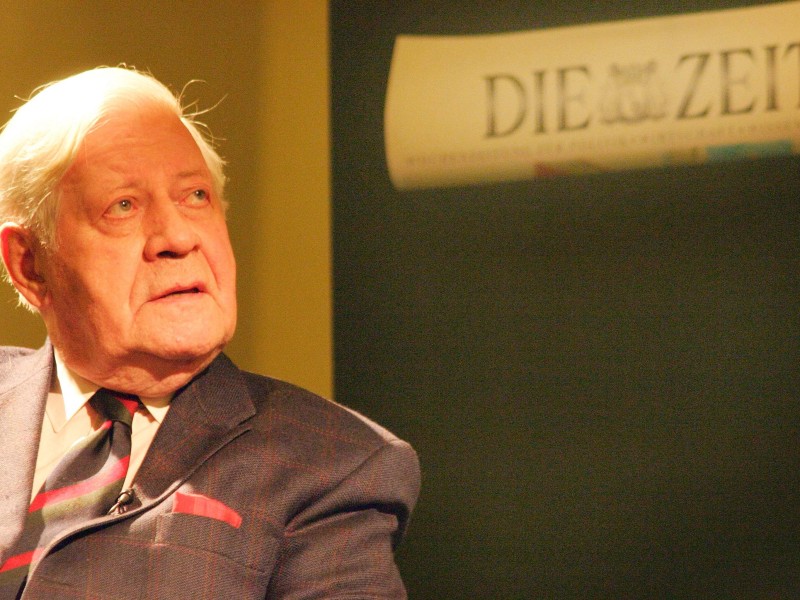 Nach seinem Ausscheiden aus dem Kanzleramt 1982 wechselte Helmut Schmidt bald als Herausgeber zur Wochenzeitschrift „Die Zeit“. In dem Blatt meldete er sich regelmäßig mit Kommentaren und Analysen zu Wort. 