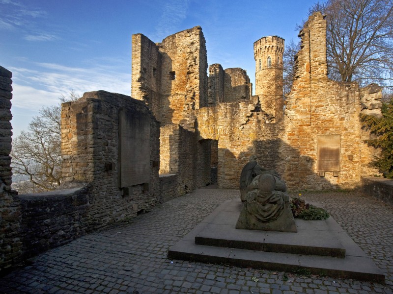 Einen romantischen Ausblick bietet die Burgruine Hohensyburg Castle in Dortmund. Nicht nur die Ruine, sondern auch das Kaiser-Wilhelm-Denkmal sind einen Besuch wert.