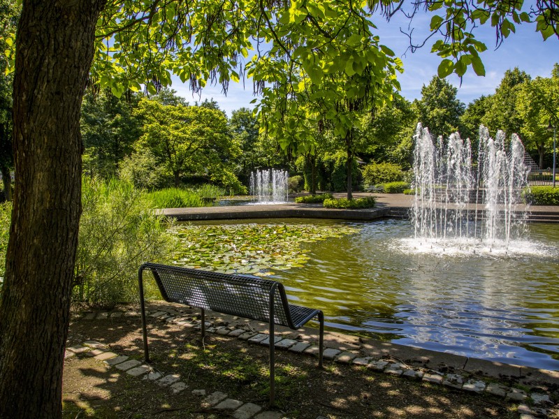 Der MüGa-Park bietet von allem etwas: Wasserspielplätze, grüne Rasenflächen und viel Grün. Ein Abstecher zum Schloss Broich lohnt sich in jedem Fall. Hier kannst du dich ganz umsonst entspannen.