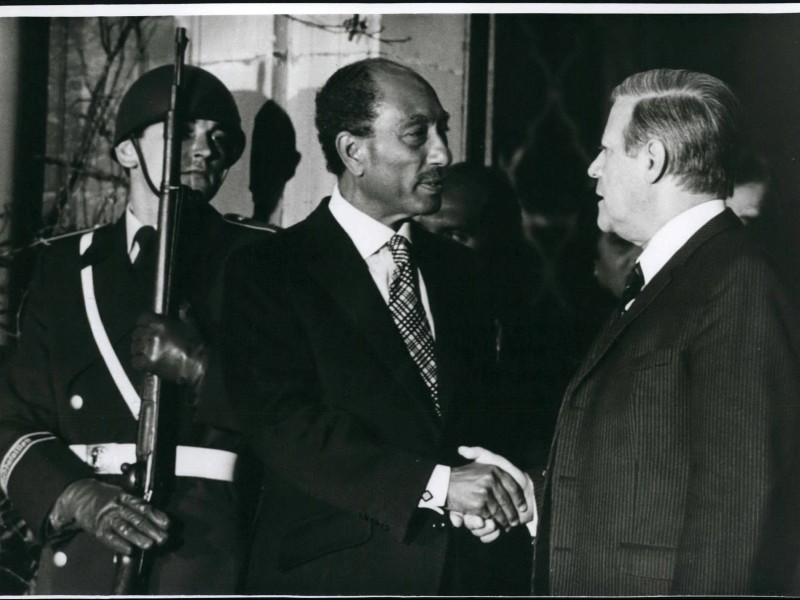 Bundeskanzler Helmut Schmidt empfängt im März 1979 den ägyptischen Staatspräsidenten Anwar el Sadat in Bonn. Sadat hatte kurz zuvor den historischen Friedensvertrag mit Israel abgeschlossen. 