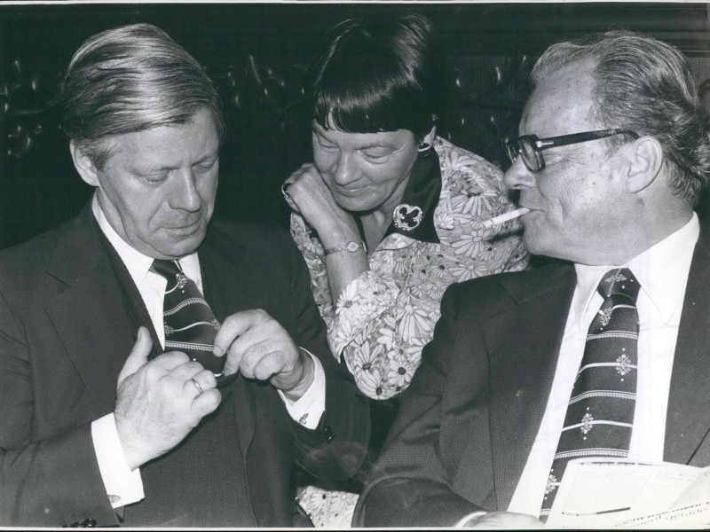Zwei Bundeskanzler und Staatsmänner: Mit Willy Brandt (r.) verband Helmut Schmidt eine enge, aber schwierige politische Freundschaft. Nach Brandts Rücktritt 1974 wurde Schmidt sein Nachfolger. Auf dem Foto zwischen den beiden: Schmidts Ehefrau Loki. 