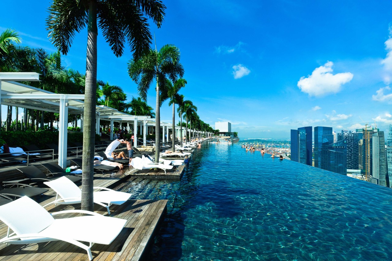 Der Infinity Pool des "Marina Bay Sands" in Singapur ist ein vielgeteiltes Fotomotiv in den sozialen Netzwerken. Viele Gäste kommen nur eine Nacht wegen des Pools in das Hotel.