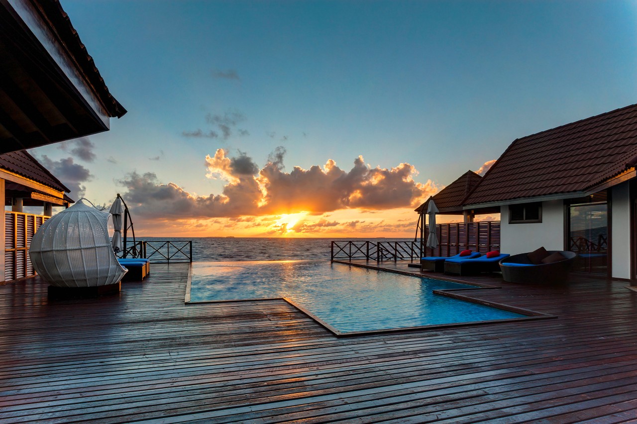 Einen privaten Infinity Pool können auch die Gäste des Robinson-Clubs Huvadhu auf den Malediven genießen - mit Blick auf den Ozean.