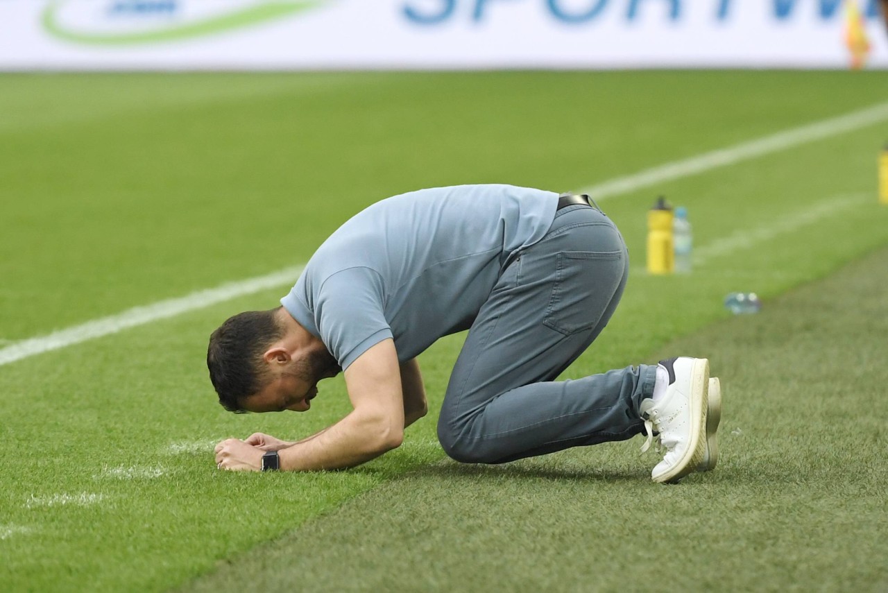 Nach Abpfiff des Derbys sank Tedesco zu Boden und hämmerte mit seinen Fäusten zum Jubel auf den Schalker Rasen. 
