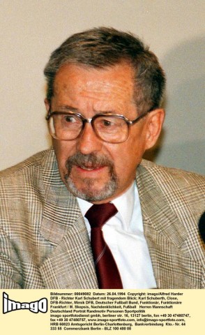 Der ehemalige Vorsitzende des DFB-Sportgerichts und Träger des Bundesverdienstkreuzes Karl Schuberth starb nach langer Krankheit.