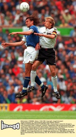In der Vorrunde der EM 1996 in England hieß es nach 90. Minuten in Manchesters Old Trafford 0:0. Jürgen Klinsmann und Paolo Maldini lieferten sich einen harten Kampf.