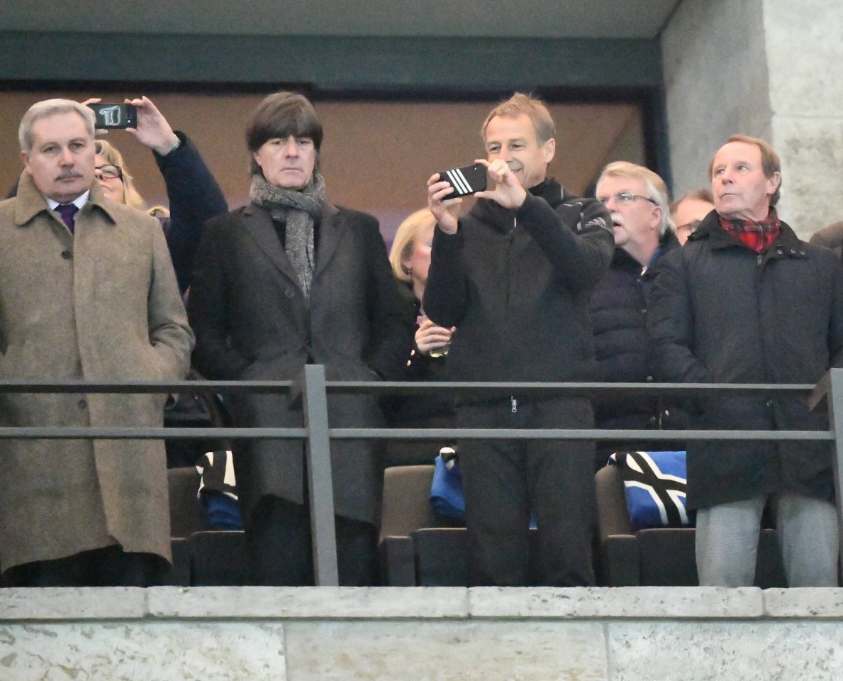 Treffen der Bundestrainer: Jogi Löw (li.) und Jürgen Klinsmann schauen sich das Duell Hertha gegen Dortmund an. Auch Berti Vogts (ganz rechts) ist dabei.