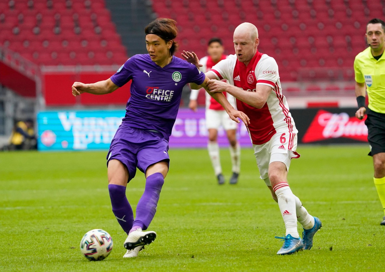 Ko Itakura im Zweikampf mit dem Ex-Bremer Davy Klaassen.