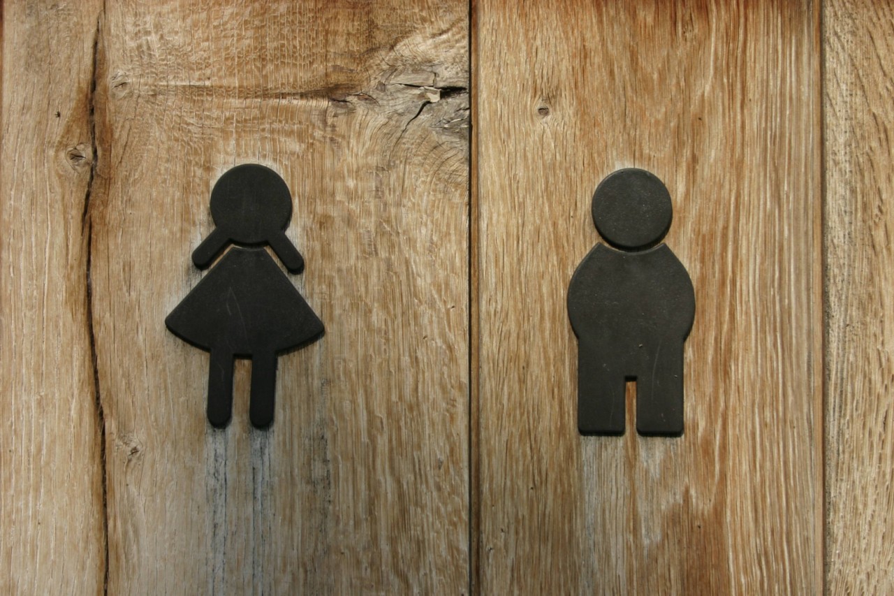 Köln: Auf den Toilettentüren waren neben der weiblichen bzw. männlichen Figur noch ein Wortlaut geschrieben. (Symbolbild)