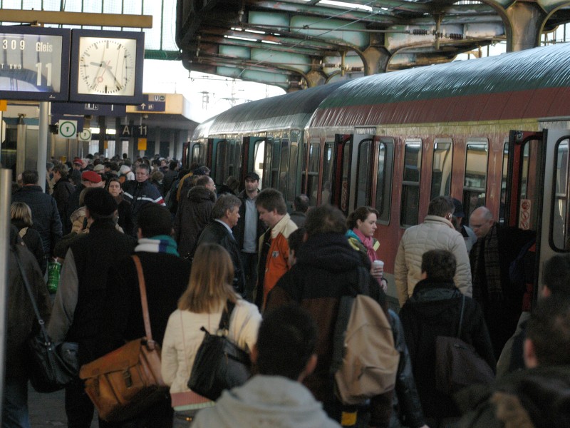 Störungen bei der Bahn am Hauptbahnhof Duisburg nach Orkan Kyrill. 
Foto: Friedhelm Geinowski