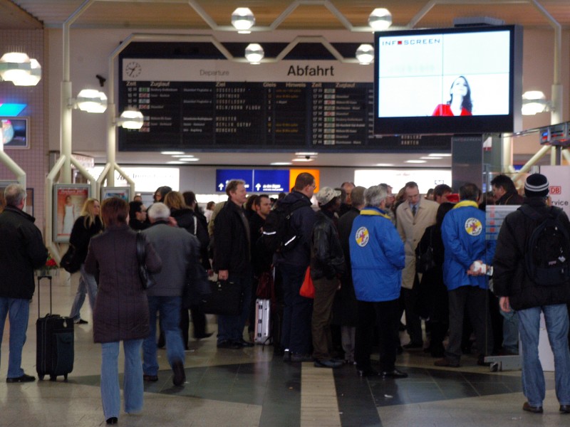 Störungen bei der Bahn am Hauptbahnhof Duisburg nach Orkan Kyrill. 
Foto: Friedhelm Geinowski