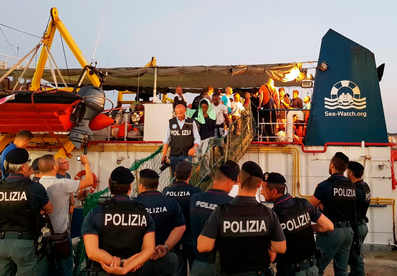 Die Geretteten verlassen die „Sea Watch 3“ auf Lampedusa.