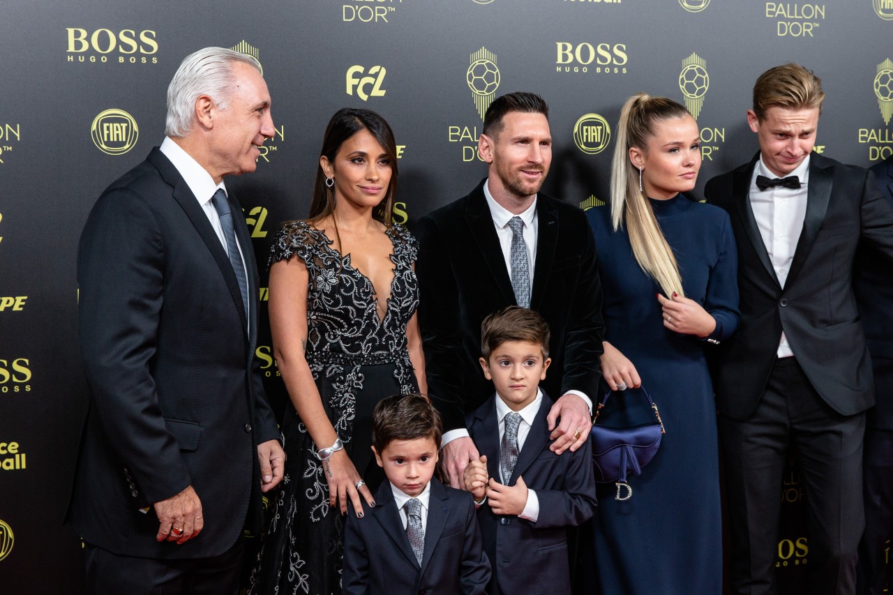 Lionel Messi mit seiner Frau und den gemeinsamen Söhnen Matteo (l.) und Thiago.
