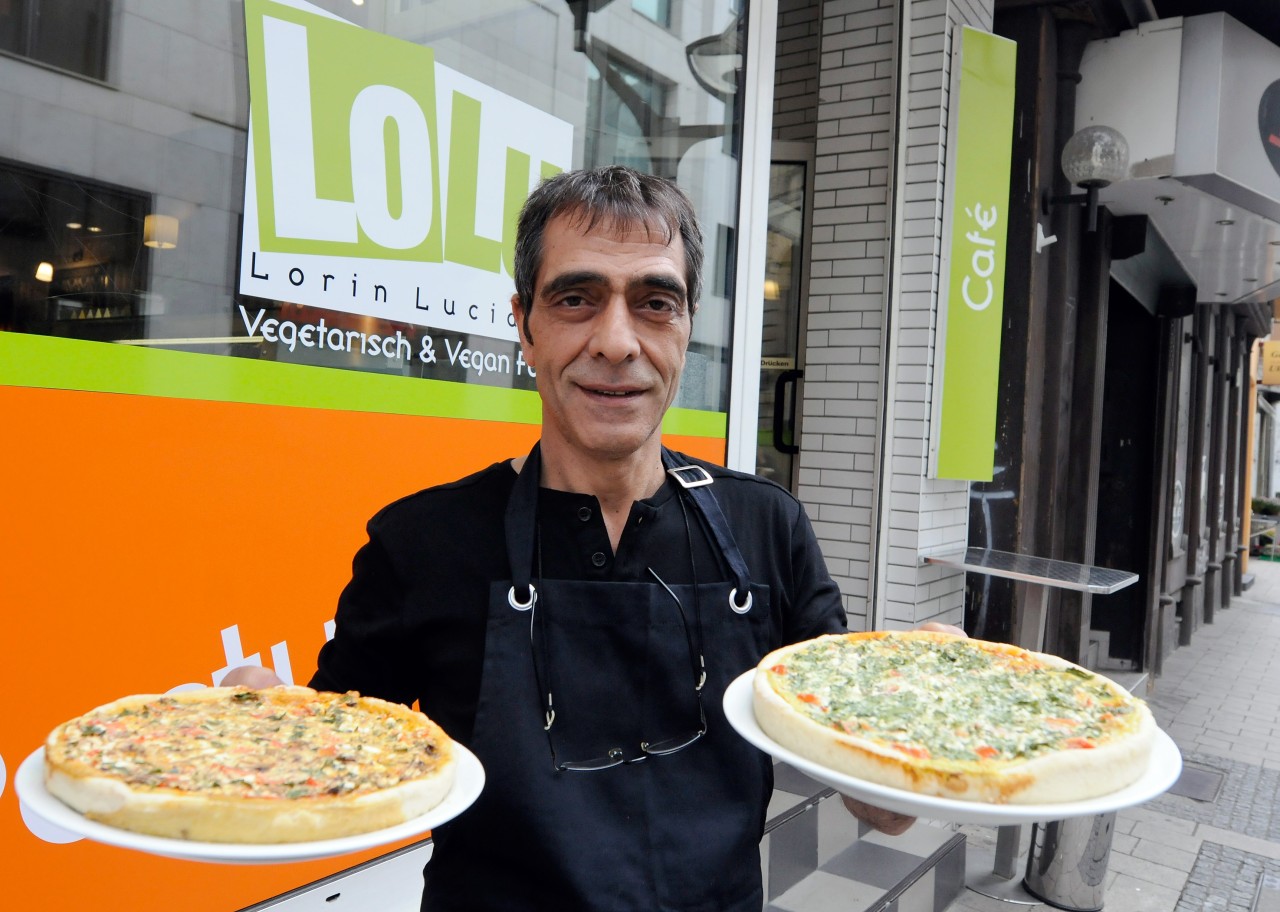  Haydar Inci betet bei "LoLu" in der Claubergstraße vegetarisch und vegane Speisen. 